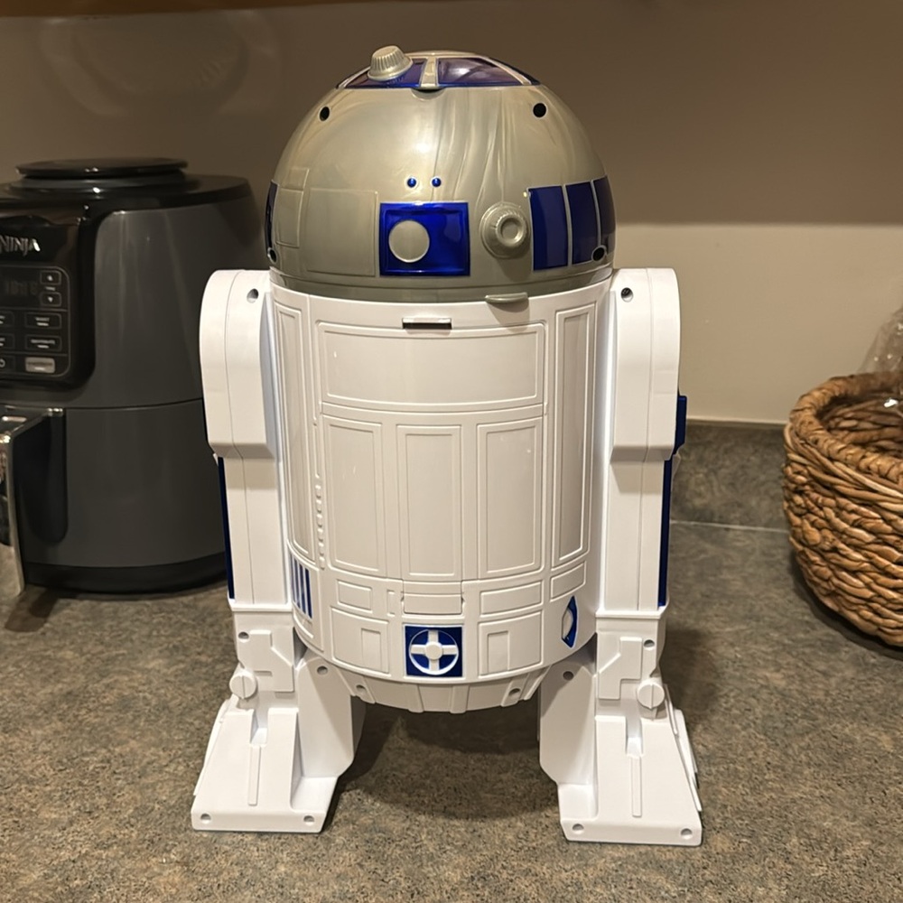 Collectors: 2024 AMC Star Wars R2D2 popcorn bucket +drink container w/ straw lid - Picture 4 of 8